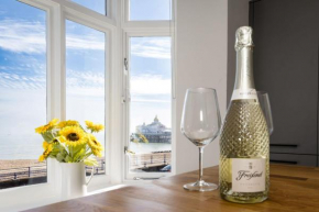 Pier View - stylish flat with sea views